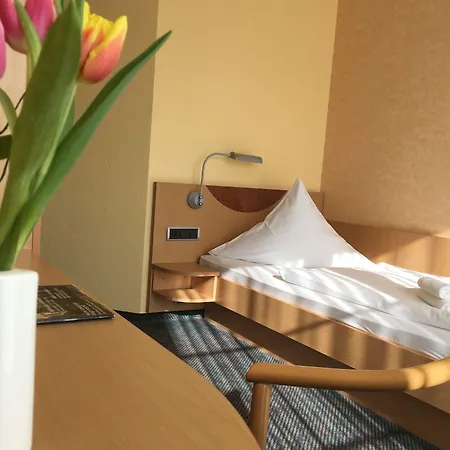 Hotel Warias Am Geiseltalsee - Naehe Merseburg Und Muecheln 3*